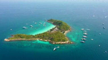 Sürat tekneleri ve Asya sahillerinde zıplama turu sırasında Hint Pasifik Okyanusu 'ndaki tropikal cennet gibi egzotik bir adanın etrafında gemi turu. Yukarıdan görüntüle