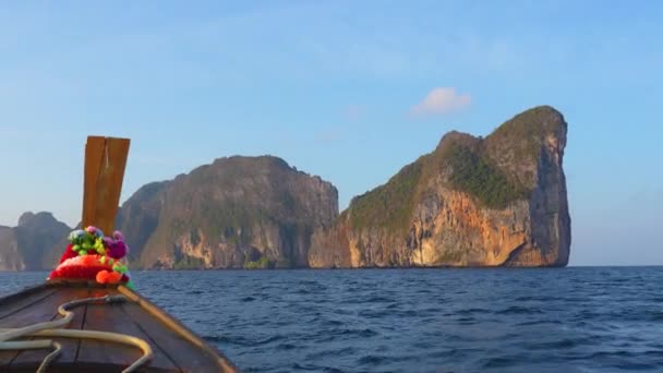 船帆驶向泰国菲菲勒岛玛雅湾的岛屿和岩石 — 图库视频影像