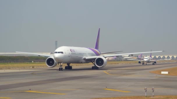 Boeing 777 300 Thai Linie Lotnicze Kołowania Tajlandia Bangkok Lotnisko — Wideo stockowe