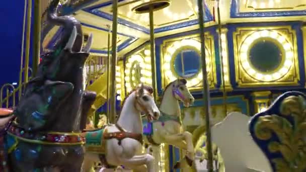 Viejo Carrusel Francés Gira Parque Vacaciones Caballos Elefante Carrusel Tradicional — Vídeos de Stock