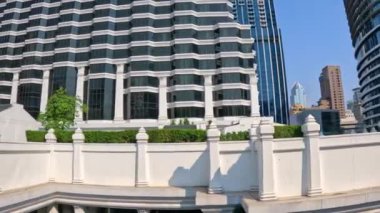 Thanon Phloen Chit Metropolis şehir merkezindeki yüksek binalara dönüşüyor. Yeşil çevre şehri ve panoramik manzaralı şehir merkezi iş bölgesi. Bangkok, Tayland 03 Şubat 2024.