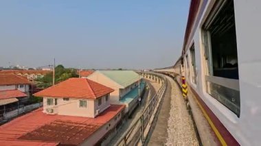 Manzara manzaralı bir tren, tarla ormanı köyü kasabası, nehir üzerindeki köprüyü geçme. Tatilde seyahat eden lokomotif vagonları demiryolu boyunca hareket ediyor. Tayland, Bangkok Pattaya, 08 Şubat 2024