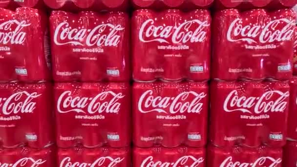小売店および卸売店の販売のためのパレットのフィルムのコカ コーラのアルミ缶の包装 バンコク 12月 2023 — ストック動画