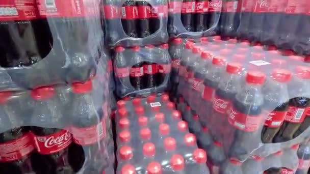 Opakowanie Plastikowych Butelek Coca Coli Folię Paletach Sprzedaży Sklepach Detalicznych — Wideo stockowe