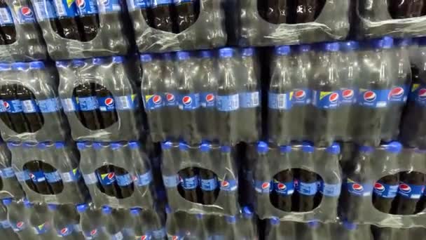将塑料百事可乐 Pepsi 瓶子用胶卷包装在货盘上 在零售和批发商店销售 泰国曼谷2023年12月13日 — 图库视频影像