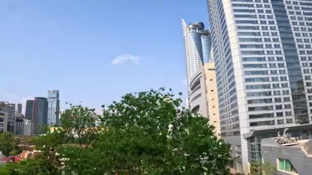 大都市市中心绿树成荫的公园和高楼林立的城市景观 绿色环保城和商业区全景尽收眼底 2024年2月3日 泰国曼谷 — 图库视频影像