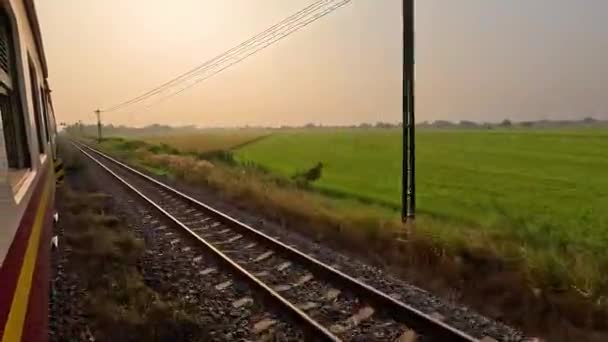 Utsikt Över Angränsande Järnvägsspår Fält Och Landsbygdsområden Med Grönt Gräs — Stockvideo