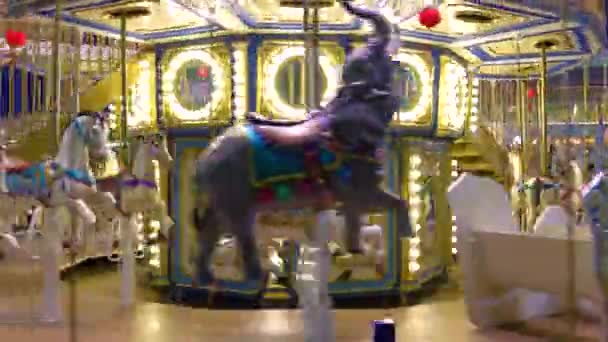 Stara Francuska Karuzela Kręci Się Wakacyjnym Parku Konie Słonie Tradycyjnym — Wideo stockowe