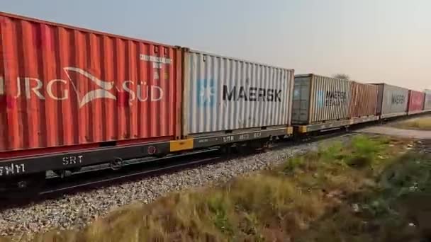 Maersk Sealand Hamburg Sud Safmarine Containerfrachtwagen Auf Lokomotive Verladen Eisenbahnverkehr — Stockvideo