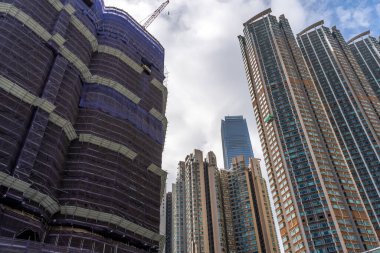 Beton iskeleden yapılmış inşaat altındaki bir binaya ve işçilere yönelik bir asansöre bakın.