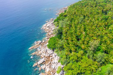 Hava manzaralı tatil köyü. Sahildeki tropikal ağaçlar kayalar ve mavi lagün okyanus körfezi..
