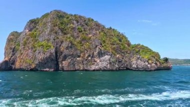 Yakınlarda Maya Körfezi, Phi Phi Le Adası, Tayland 'dan geçen bir tekne ile adalara ve kayalara yelken açar..