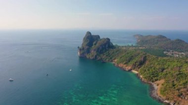 Tropikal adalar, sık orman doğasını, mavi lagünü ve sahile yakın mercan resifleri olan körfezi kayalar. Cape Island 'ın resimli kayalıkları ve kumlu plajları turistlerin ada tatili istirahatı için. Havadan üst görünüm.