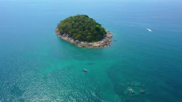 Tropikalna Wyspa Mała Niezamieszkała Obmyta Krystaliczną Wodą Atolu Egzotycznej Laguny — Wideo stockowe