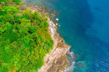 Hava manzaralı tatil köyü. Sahildeki tropikal ağaçlar kayalar ve mavi lagün okyanus körfezi..