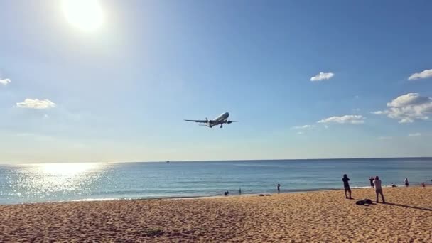 Airbus A330 Турецких Авиалиний Низко Пролетел Над Пляжем Кхао Таиланд — стоковое видео