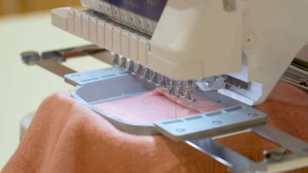 基于计算机技术的绣花图案自动缝纫机及服装设计 — 图库视频影像
