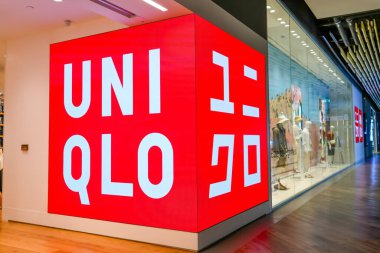 Bir Uniqlo mağazasının video animasyon simgesi ve logosu, ticari markası Fast Retailing, bir Japon giyim tasarımı, imalat ve dağıtım grubu. Tayland, Bangkok, 24 Şubat 2024.