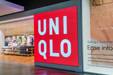 Bir Uniqlo mağazasının video animasyon simgesi ve logosu, ticari markası Fast Retailing, bir Japon giyim tasarımı, imalat ve dağıtım grubu. Tayland, Bangkok, 24 Şubat 2024.