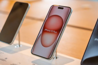 Apple akıllı telefonu iPhone 15 artı gösteriyor. Tayland, Bangkok, 24 Şubat 2024