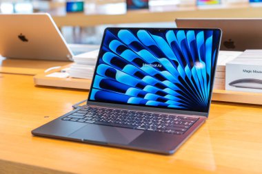 Dark Macbook Air, Apple mağazası. Tayland, Bangkok 24 Şubat 2024