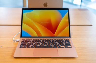 Açık renkli Macbook Air, Apple mağazası. Tayland, Bangkok, 24 Şubat 2024