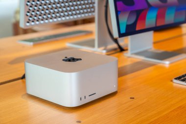 Bilgisayar sistemi birimi Mac Stüdyo Stüdyosu Mağaza penceresinde çok renkli görüntüler. Tayland, Bangkok, 24 Şubat 2024