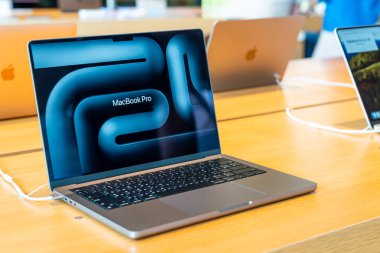 Dark Macbook Pro, Apple mağazası. Tayland, Bangkok 24 Şubat 2024