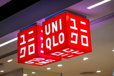Bir Uniqlo mağazasının iki kare küp dekorasyon işareti ve logosu, bir ticari markası Fast Retailing, bir Japon giyim tasarımı, imalat ve dağıtım grubu. Tayland, Bangkok, 24 Şubat 2024.