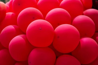 Kırmızı lastik şişirilebilir balonlar dokuyu kapatır