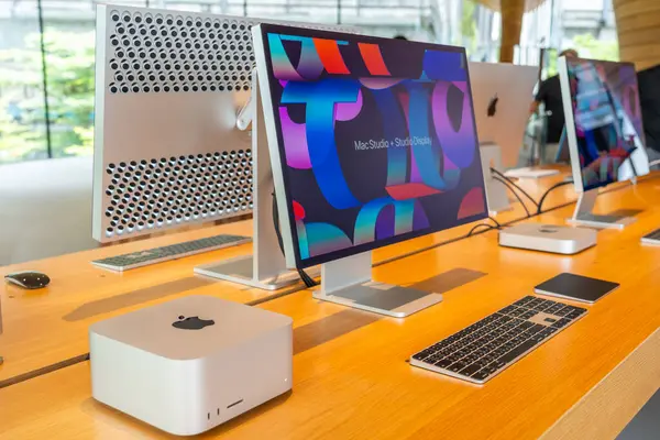 Компьютерная Система Mac Studio Studio Отображает Многоцветность Витрине Магазина Таиланд — стоковое фото