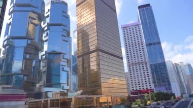 Metropolis 'in iş merkezinin gökdelenlerine ve binalarına panoramik bir bakış. Çin, Hong Kong. 19 Ocak 2024.