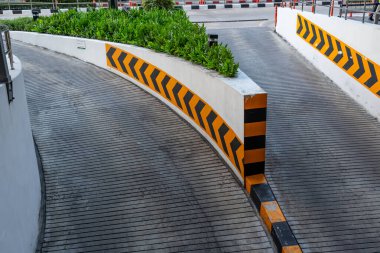 Yeraltı otoparkından çık, yola dön..