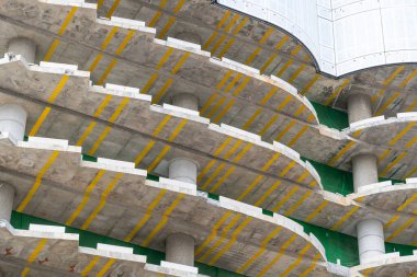 Monolitik Ev 'in Bitmemiş İnşaatı. Monolitik Çok Katlı Bina İnşaatı. Beton Apartman İnşaat Çerçevesinden Site Çalışması