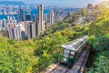 Hong Kong 'da Victoria Tepesi' nin yamacındaki ünlü yeşil tramvay ziyaretçileri en üst kattaki gözlem güvertesine taşır..