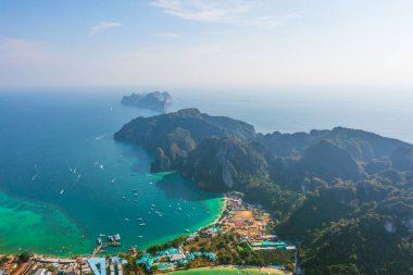 Adaların yukarısındaki tatil beldeleri ve tekneleri ve gemileri olan tropik tatil beldelerinin plajlarında otel evleri olan yerleşim yerleri..