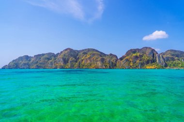 Turkuaz su ve panoramik manzaralı egzotik adalar.