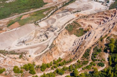 Yukarıda çalışan bir sürü makineyle birlikte açık maden ocağının havadan görünüşü. Bölge bakır, gümüş, altın ve diğer mineraller için mayınlandı.