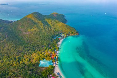 Adaların yukarısındaki tatil beldeleri hava manzaralı ve tekneli tropik tatil beldelerinin sahillerinde otel evleri olan yerleşim yerleri..