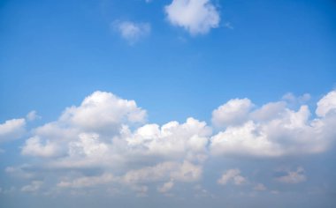 Cumulus bulutları ve mavi gökyüzü.