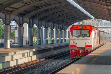 Şehirlerarası tren bir transit yolcu banliyö istasyonuna varır..