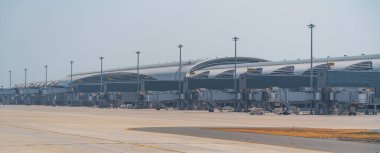 Havaalanı terminali uçaklar için boş otoparklar, panoramik manzara.