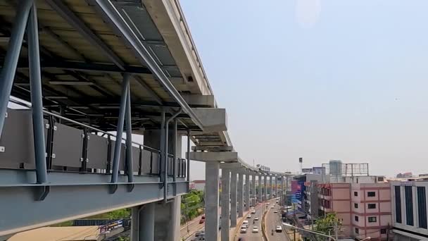 在大都市的高速公路上 现代的单轨列车沿着高耸的高架桥通过 — 图库视频影像