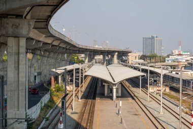 Köprünün altındaki kavşağın altındaki tren istasyonu..