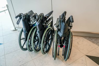 Toplu taşıma araçlarında özel ihtiyaçları ya da engeli olanlar için katlanır tekerlekli sandalye. Havaalanı tren istasyonları hastaneleri inşa ediliyor..