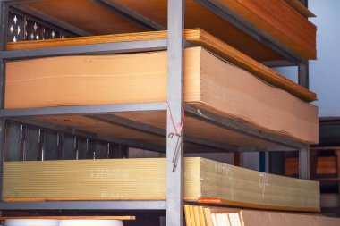 Satılık kereste deposunda..