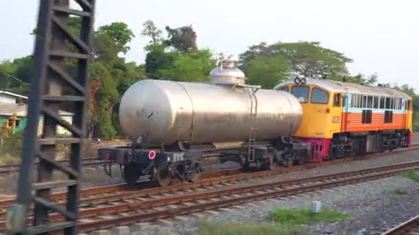 ディーゼル機関車 スピードの向上と煙の流れを残して 孤独で孤独な液体貨物を運ぶ鉄道道路に沿って移動します 列車から列車の眺め — ストック動画