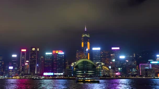 Geceleyin Hong Kong Körfez Yakınlarındaki Gökdelenlerde Gemiler Teknelerle Çin Hong — Stok video