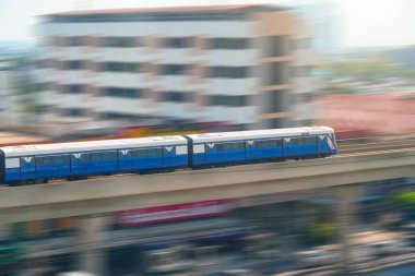 Sahne kavşağındaki yüksek hızlı banliyö treni yarış istasyonu, yan görüş hareket bulanıklığı etkisi