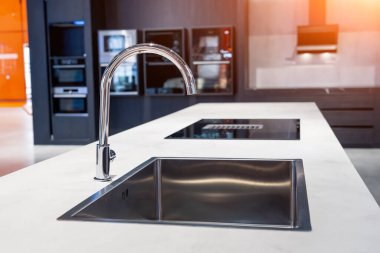 Mutfak su karıştırıcısı. Krom malzemeden yapılmış su musluğu.